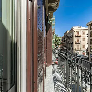 https://la-casa-di-martina-palermo-central-apartments.sicilyhotelsitaly.net